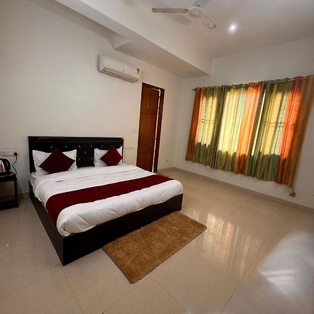 Hl Grand Hotel Lucknow Buitenkant foto