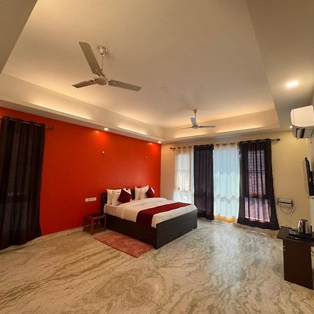 Hl Grand Hotel Lucknow Buitenkant foto