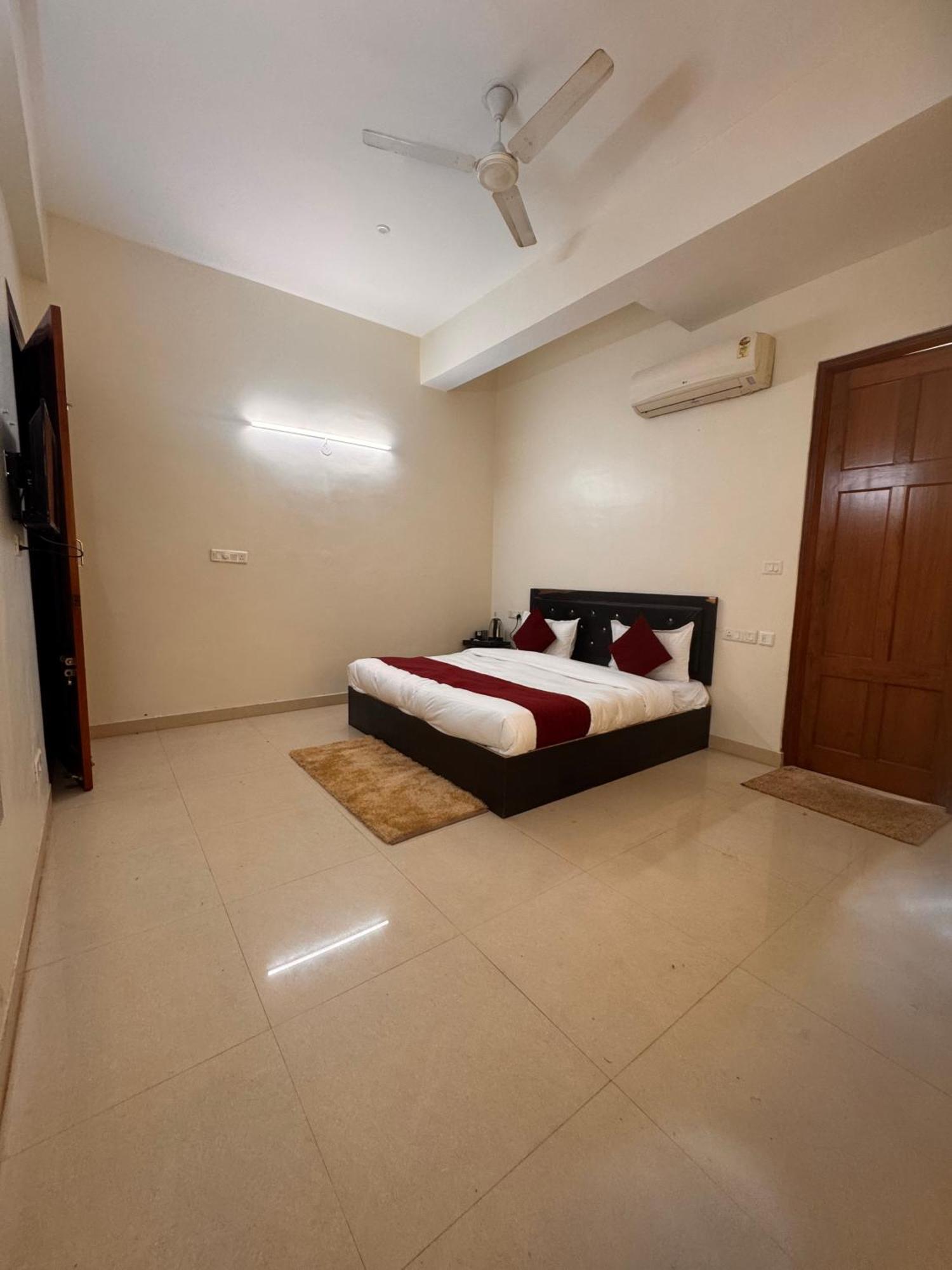 Hl Grand Hotel Lucknow Buitenkant foto