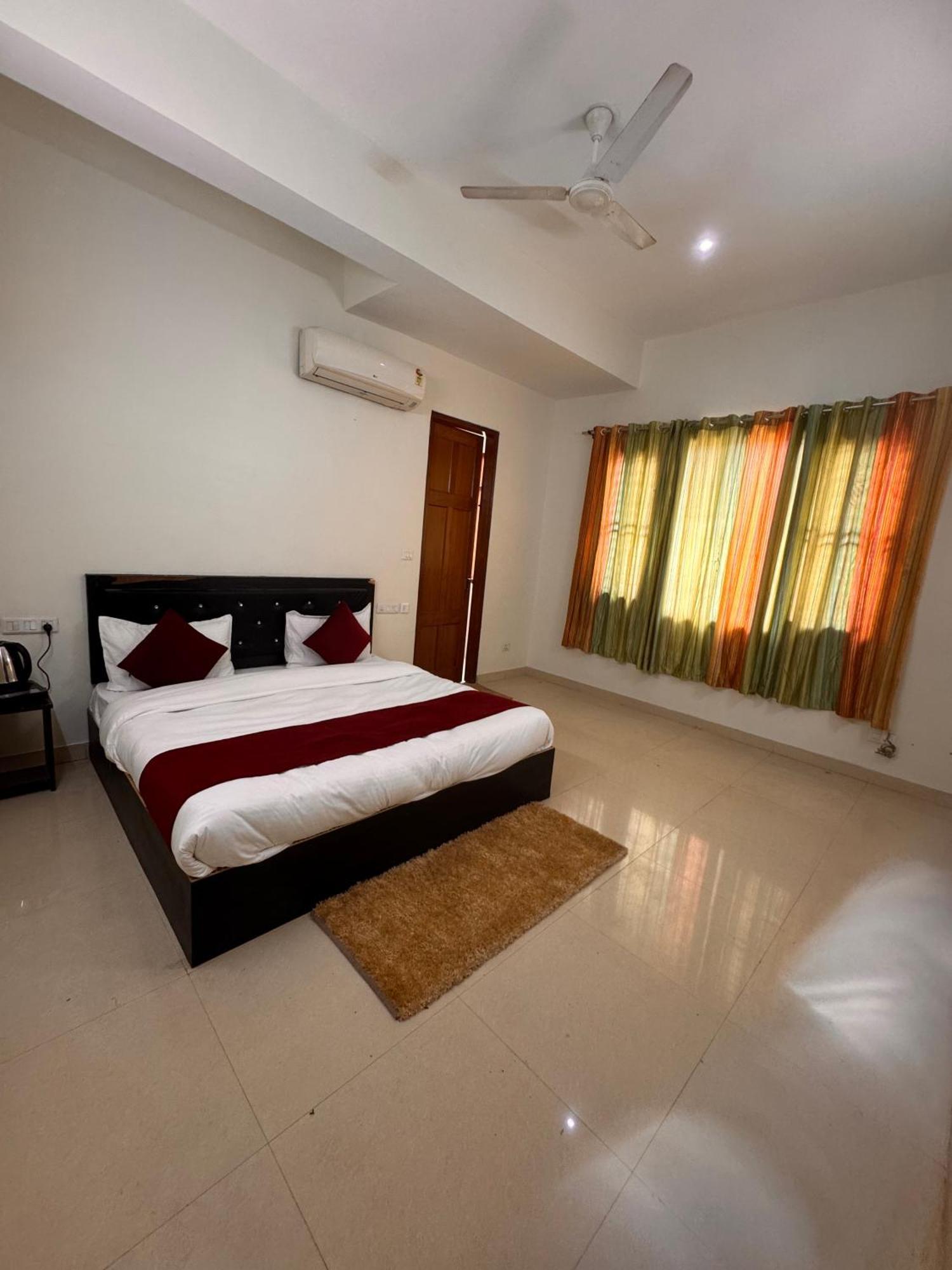 Hl Grand Hotel Lucknow Buitenkant foto