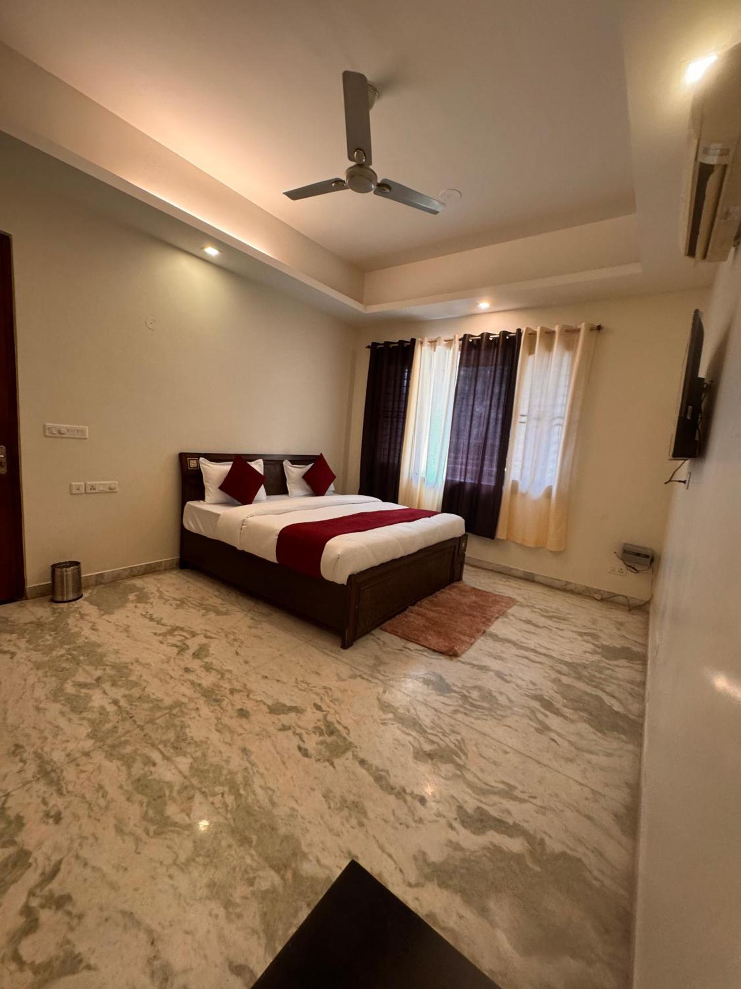 Hl Grand Hotel Lucknow Buitenkant foto
