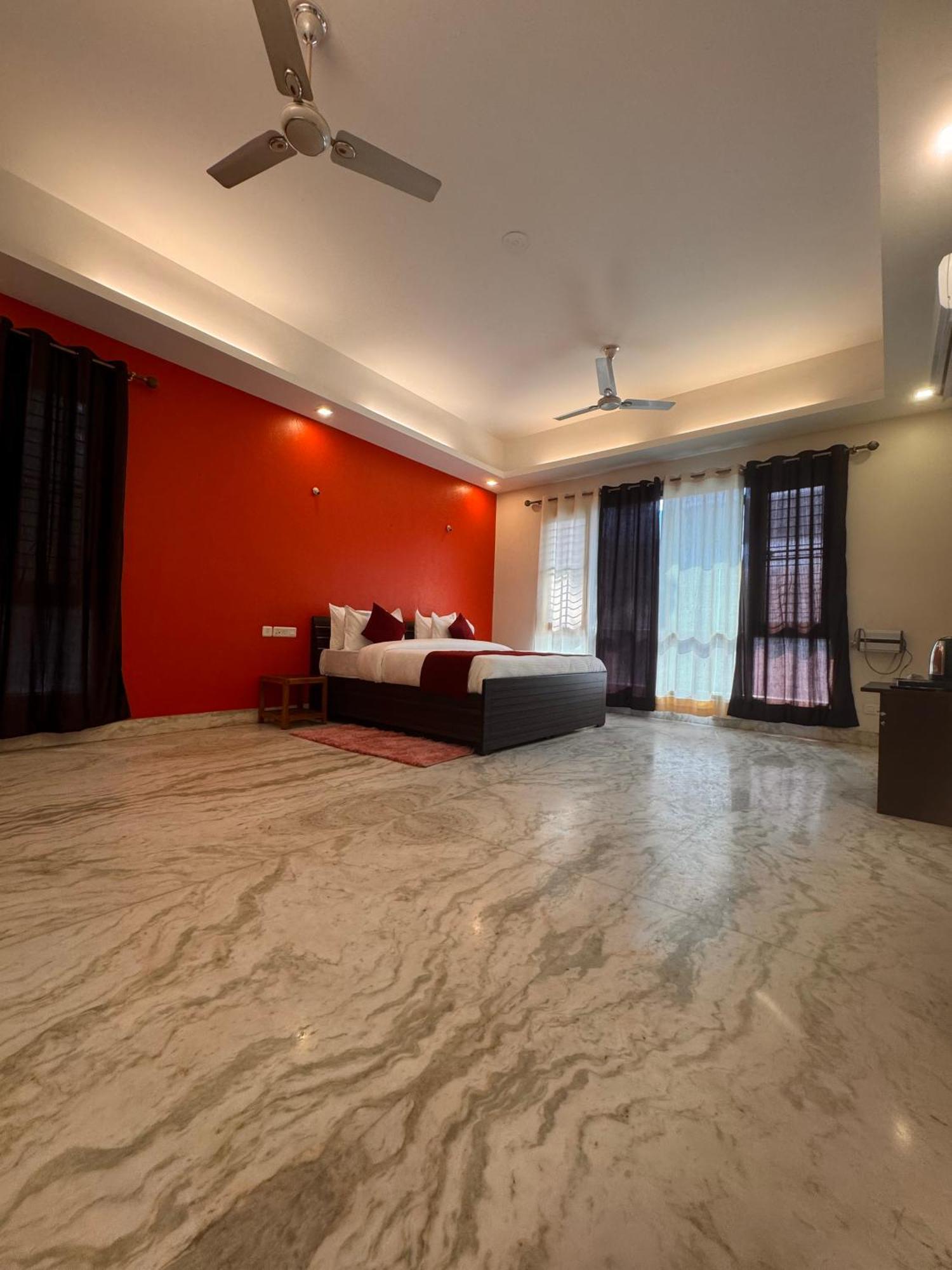 Hl Grand Hotel Lucknow Buitenkant foto